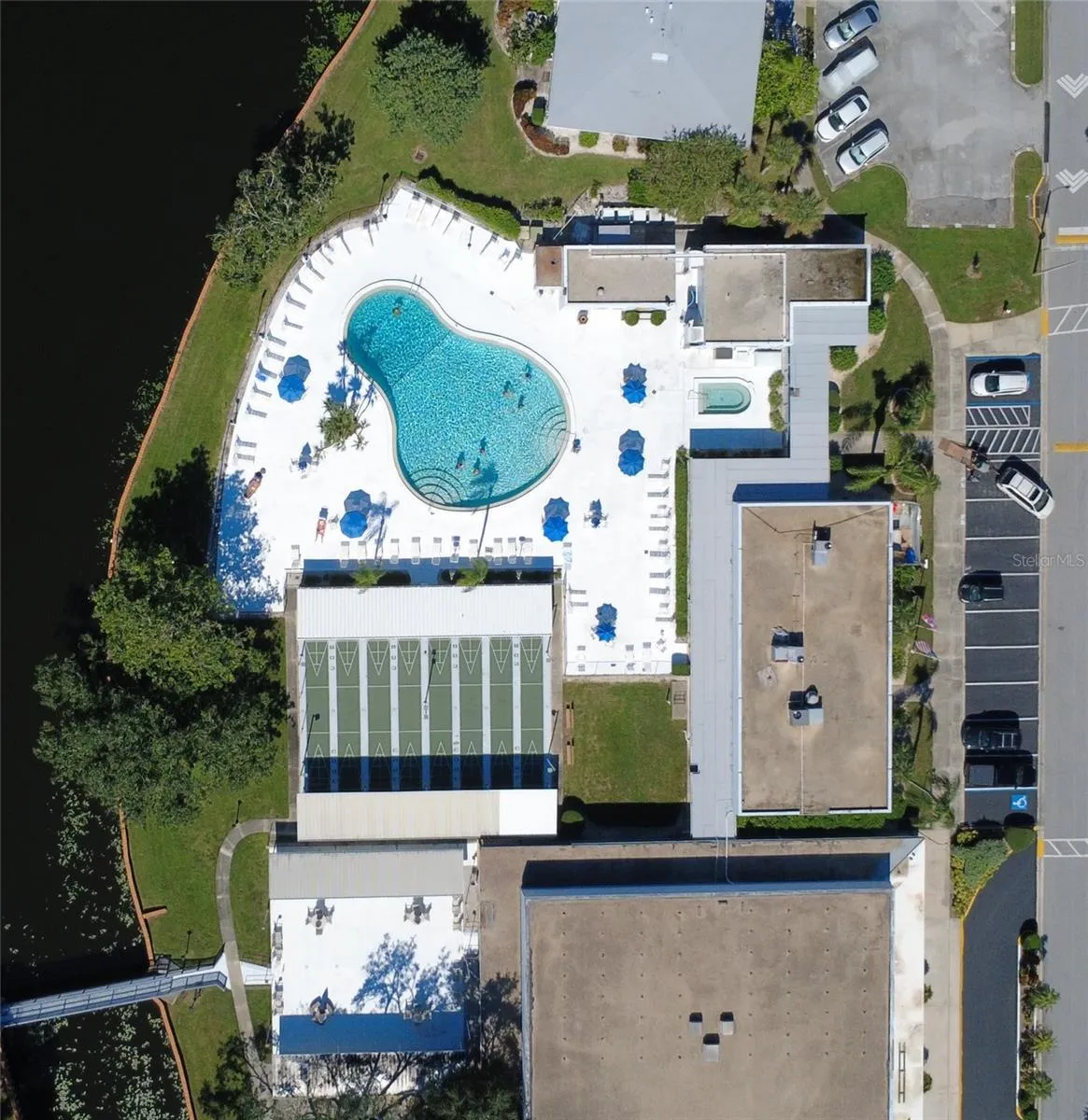 Lakefront pool & spa