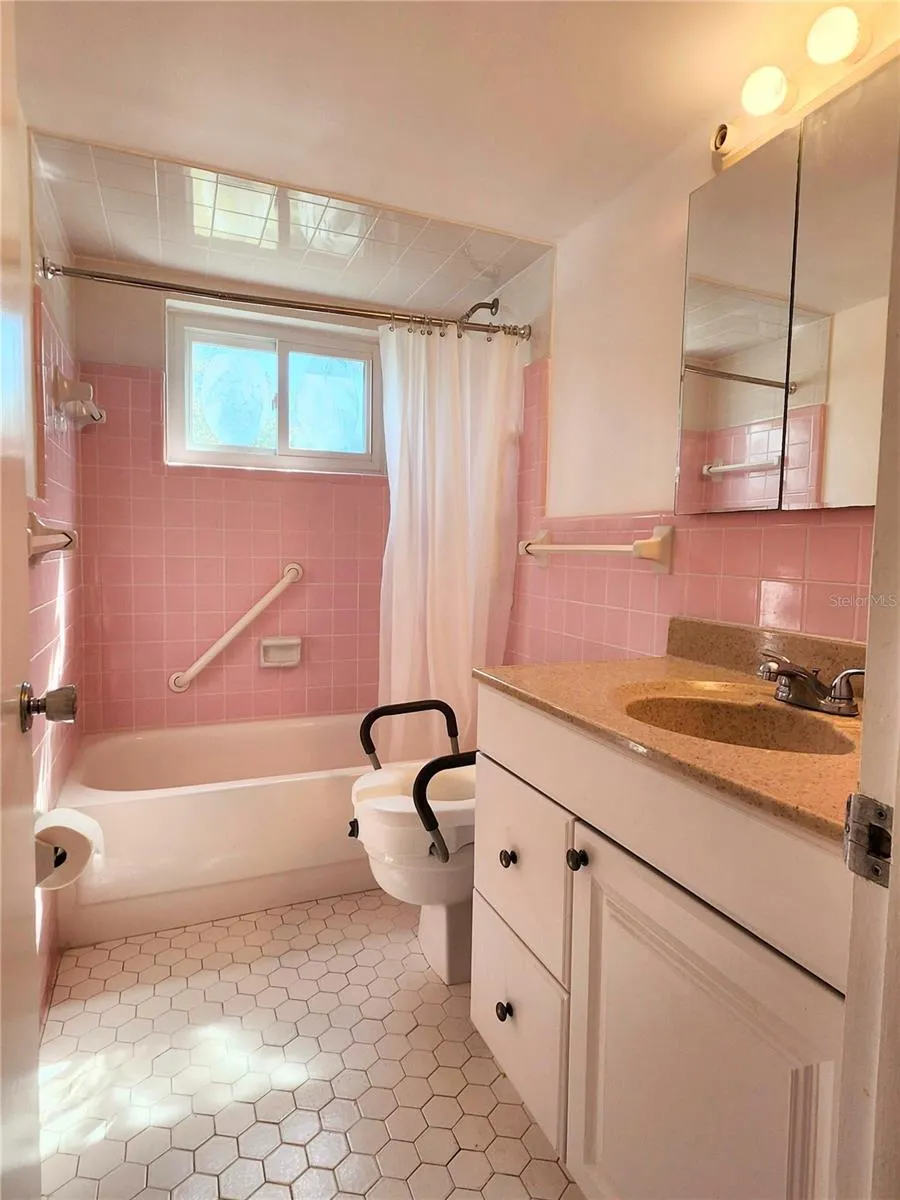 2nd bathroom with Tub/ shower combo