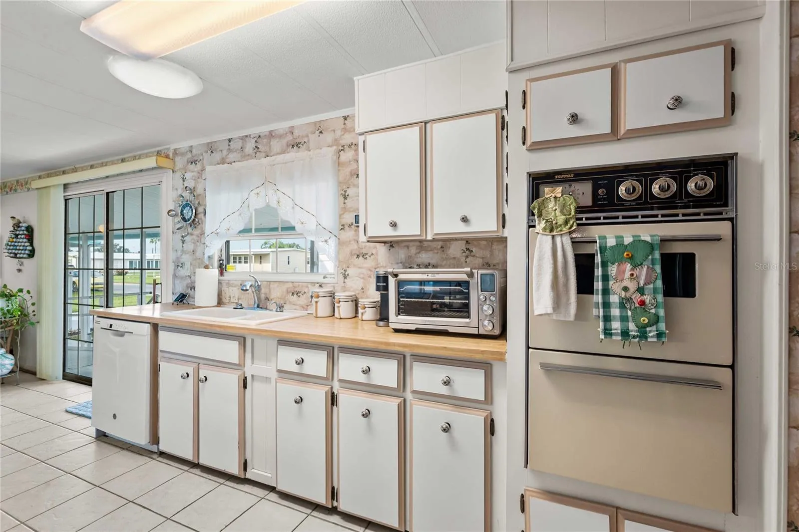 Double oven and plenty of countertop space.