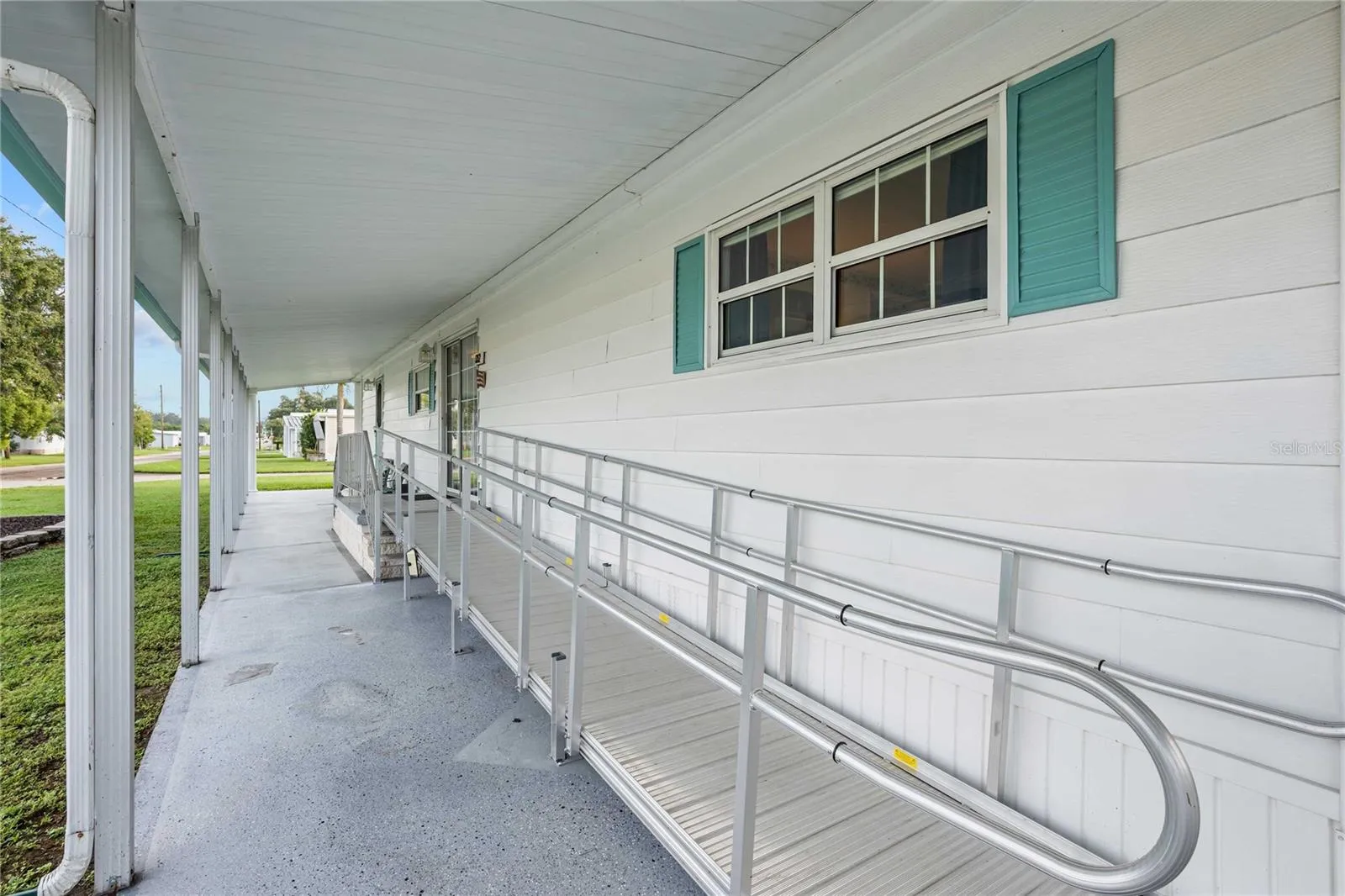 Entry has ramp that can be removed.