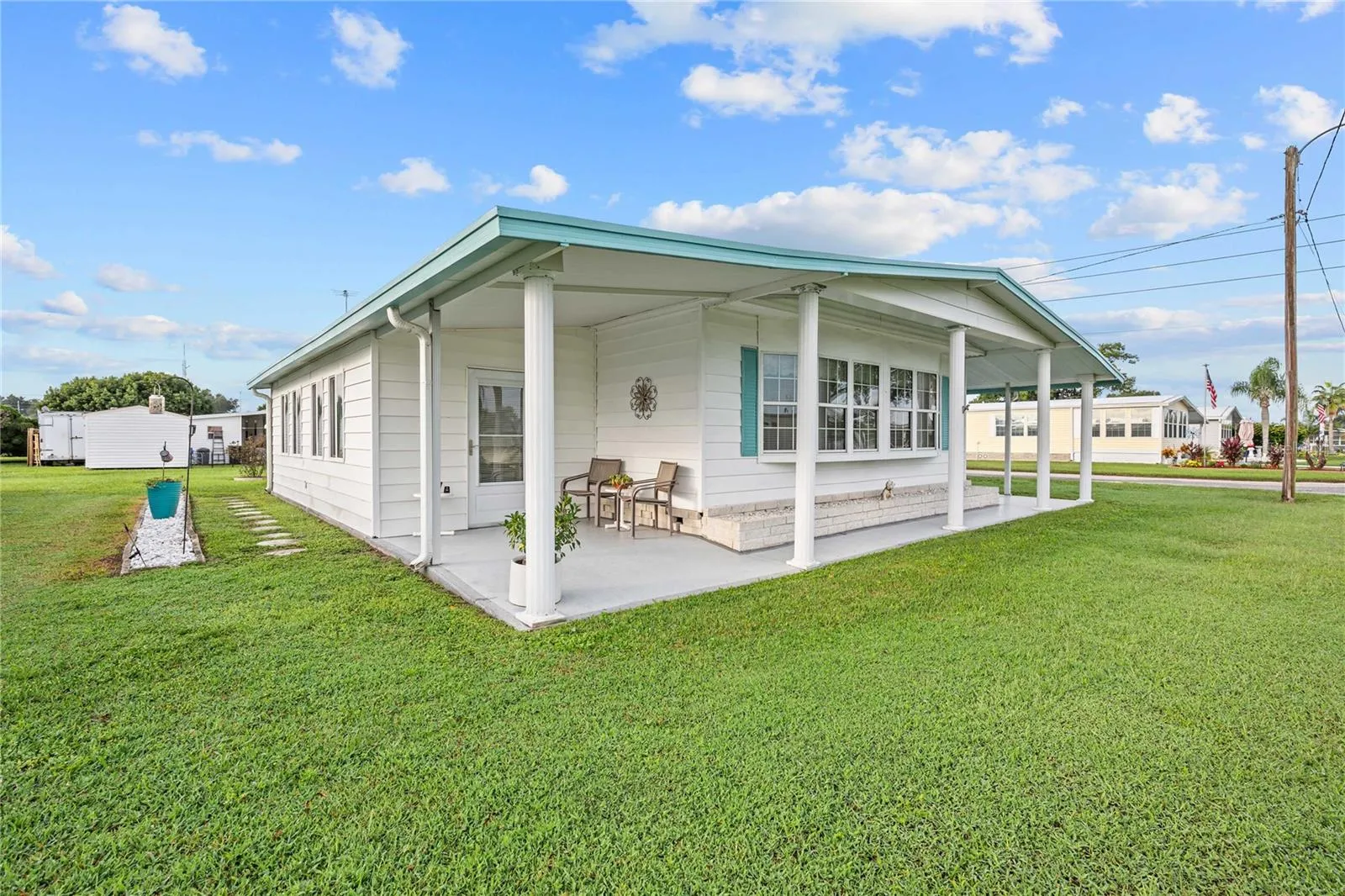 Nice front covered porch.