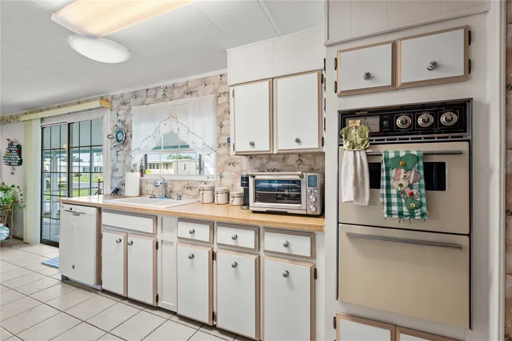 Double oven and plenty of countertop space.