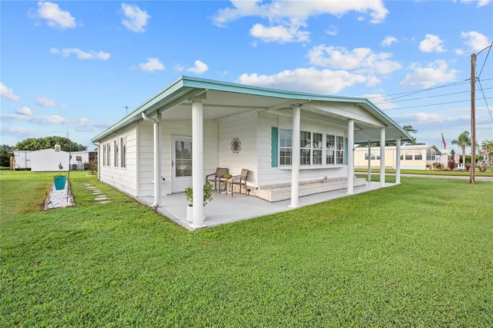 Nice front covered porch.
