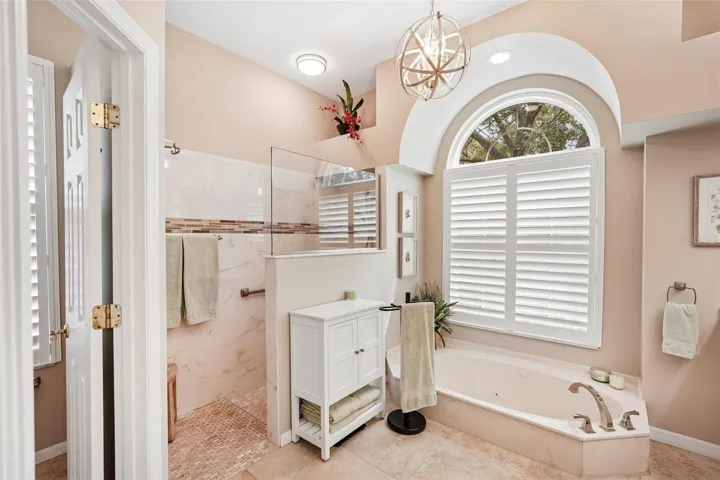 Primary bath w/separate jetted tub &amp; walk-in shower