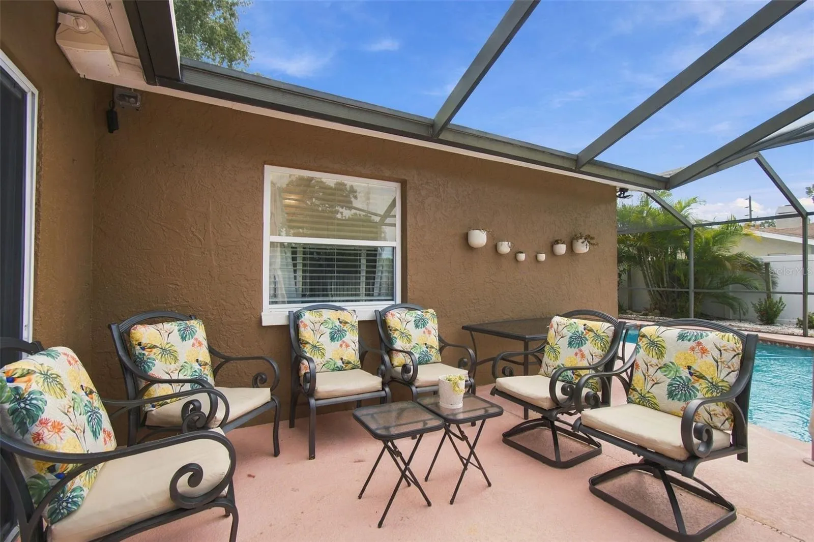 GREAT OUTDOOR SEATING