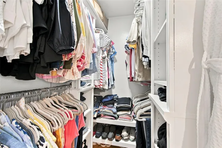 WALK IN CLOSET