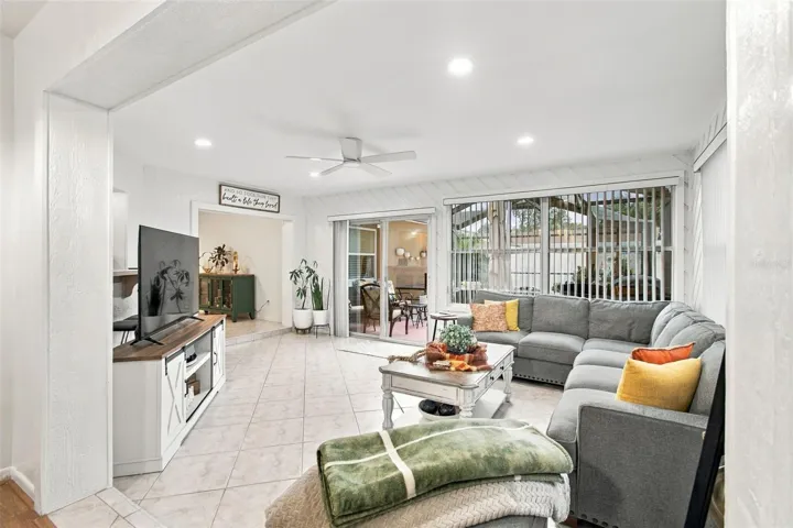 OPEN CONCEPT LEADS TO SCREENED POOL LANAI