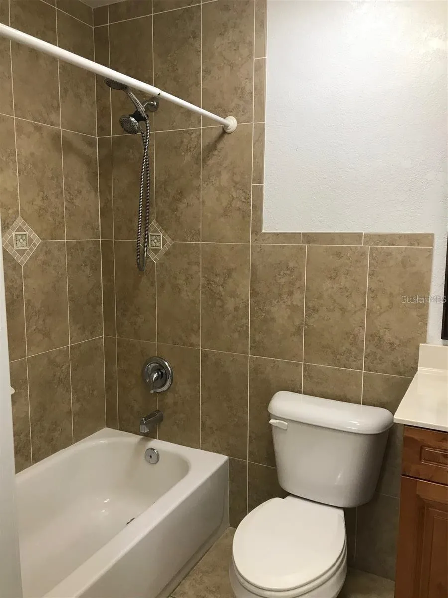 GUEST BATH TUB/SHOWER