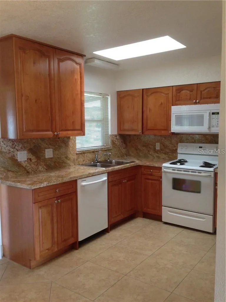 KITCHEN W/CERAMIC TILE, GRANITE COUNTERS, WOOD CABINETS
