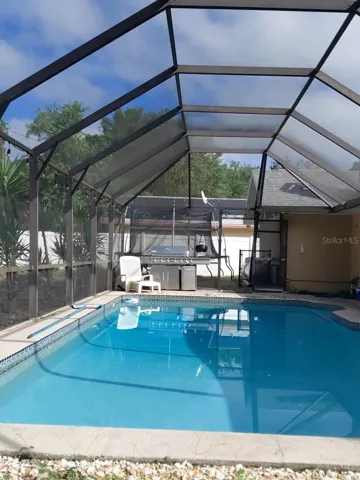 Nice pool and cage in back