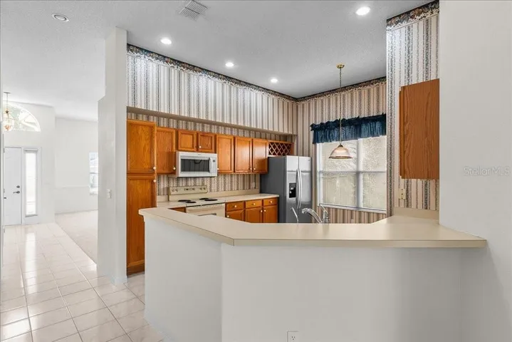 kitchen with breakfast bar and classic oak cabinets