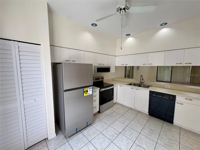 kitchen Full Vacant