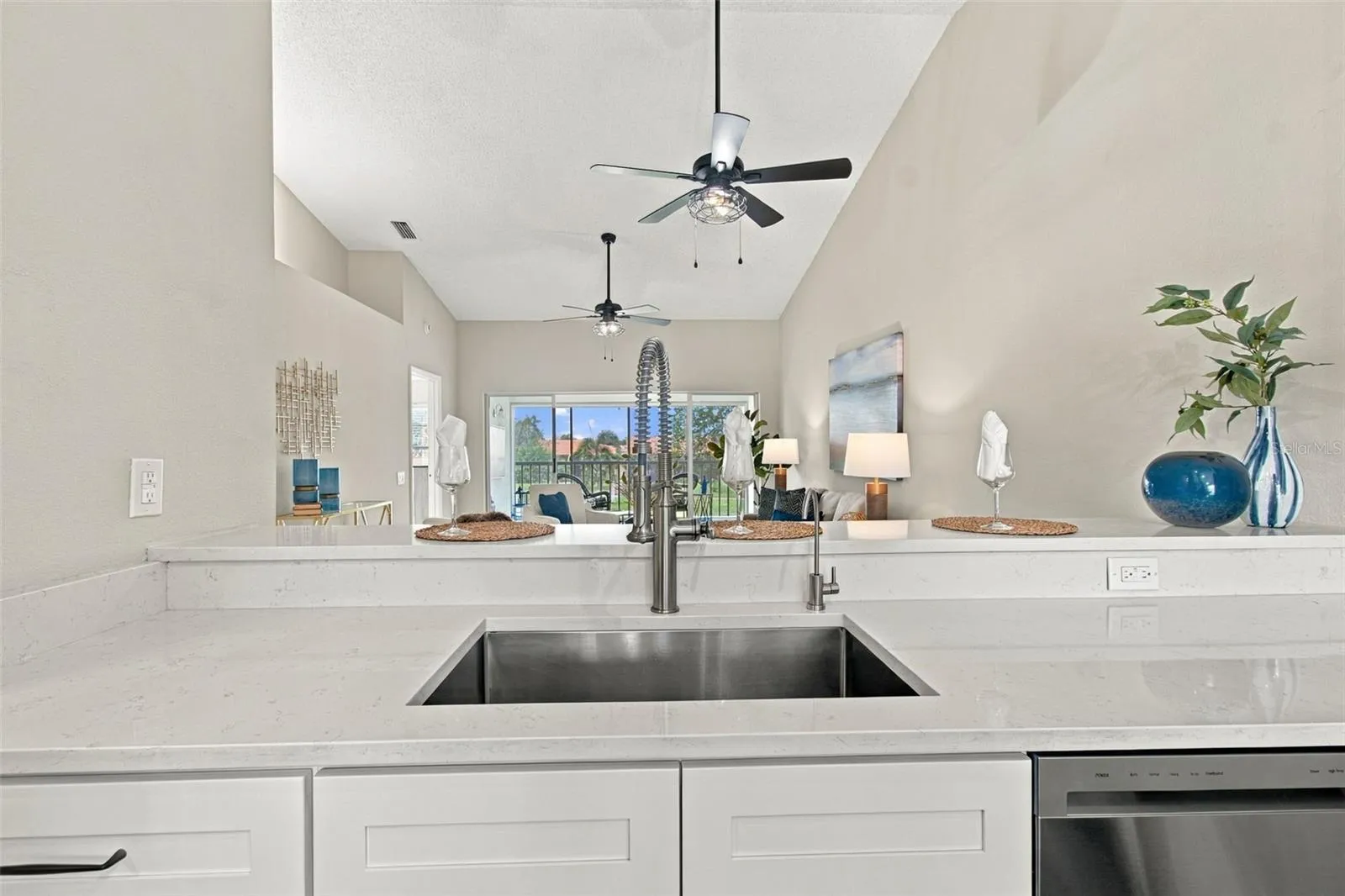 HIGH CEILING IN MAIN LIVING!