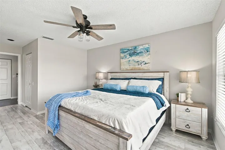 Primary bdrm with en suite bath down hallway.