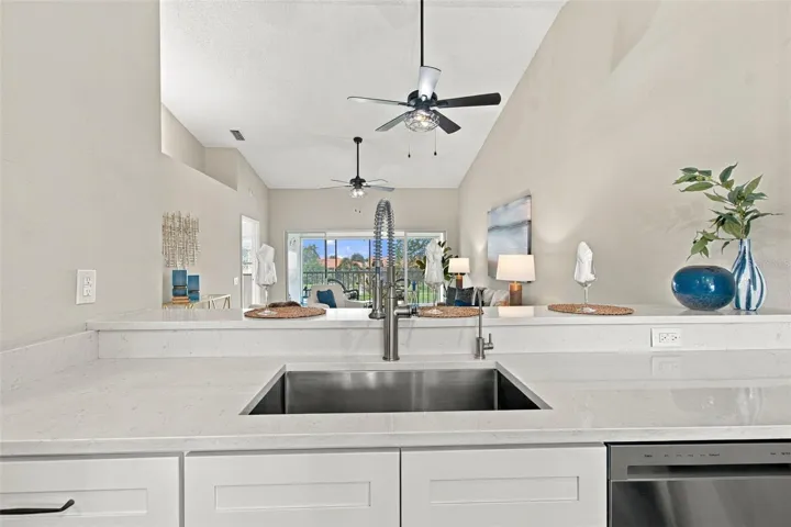 HIGH CEILING IN MAIN LIVING!