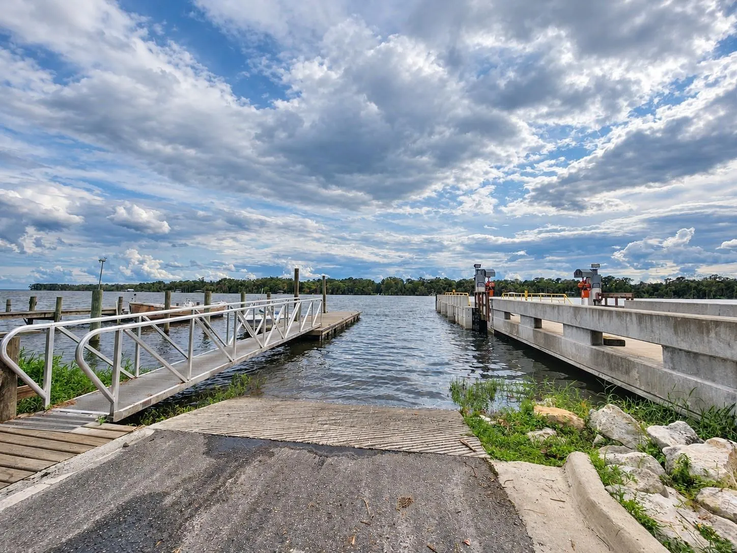 4 miles from public boat ramp to St John's River and Lake George