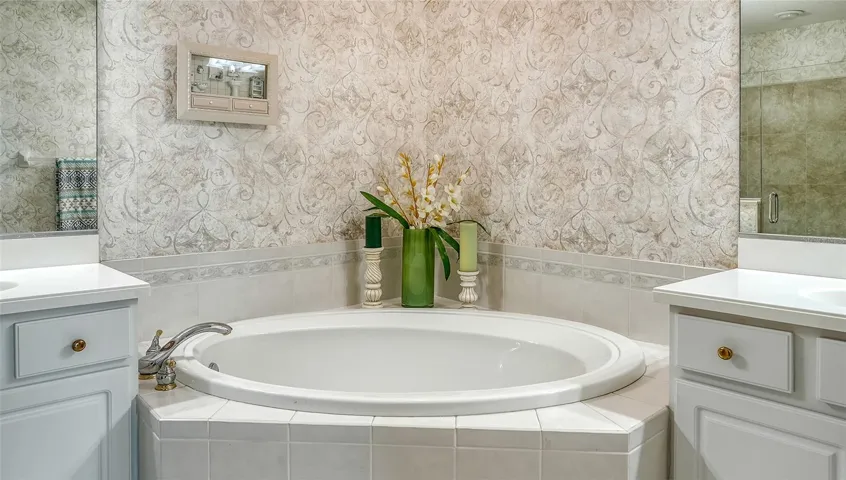 Soaking tub