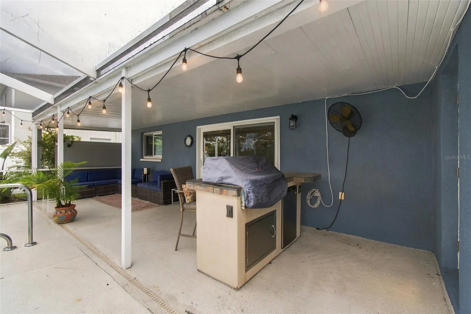 Covered lanai with built in grill