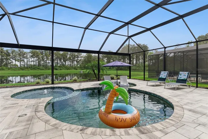 Pool &amp; Lanai