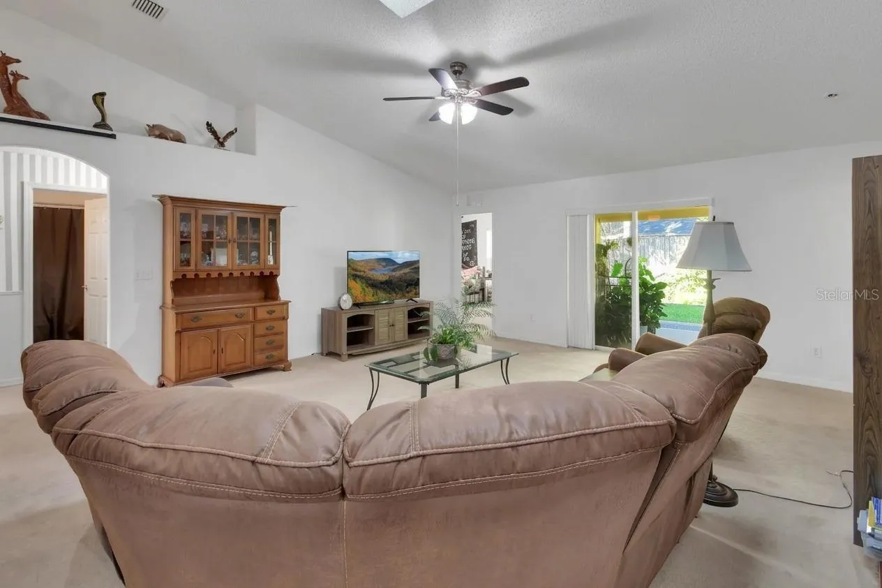 Many furniture placement options.