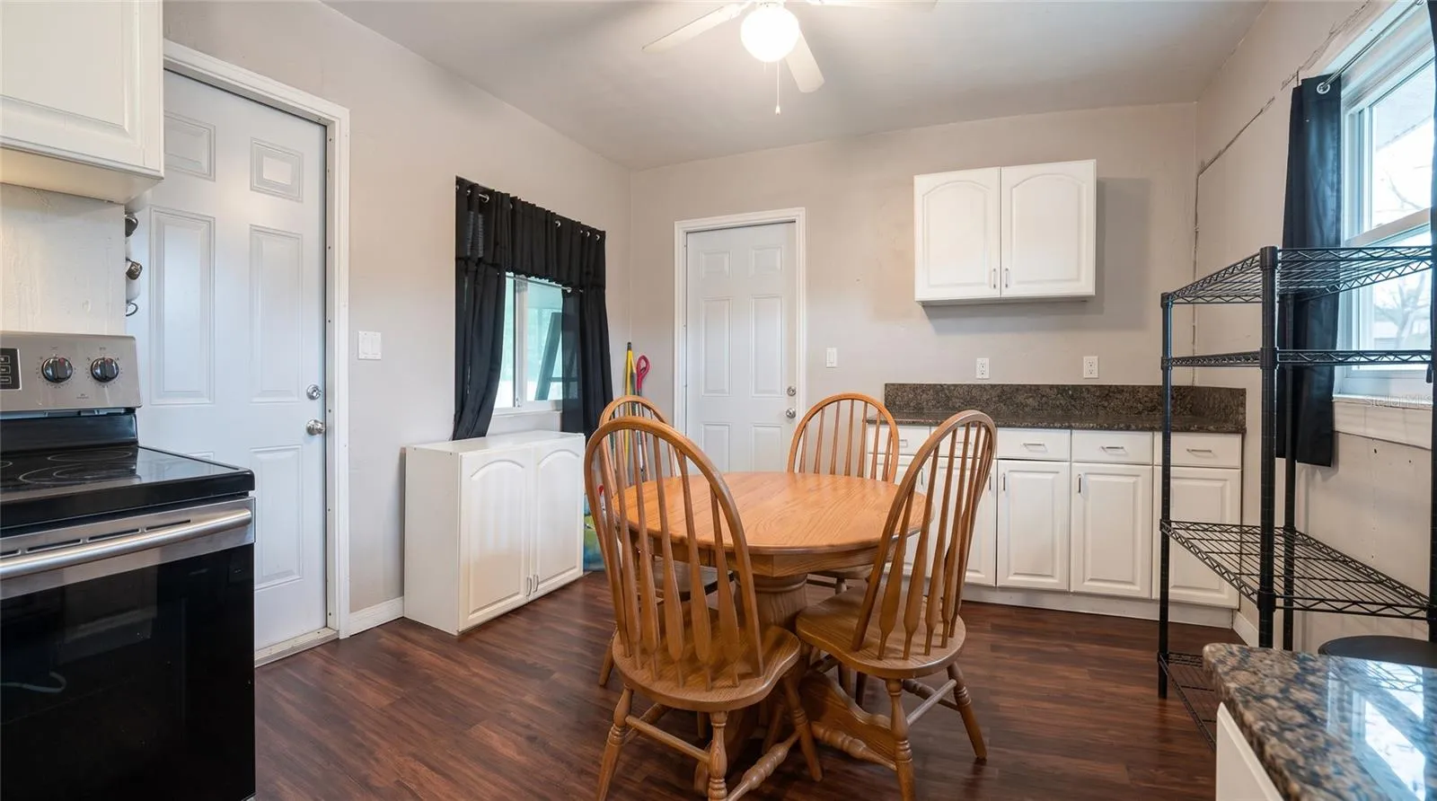 KITCHEN/DINING AREA