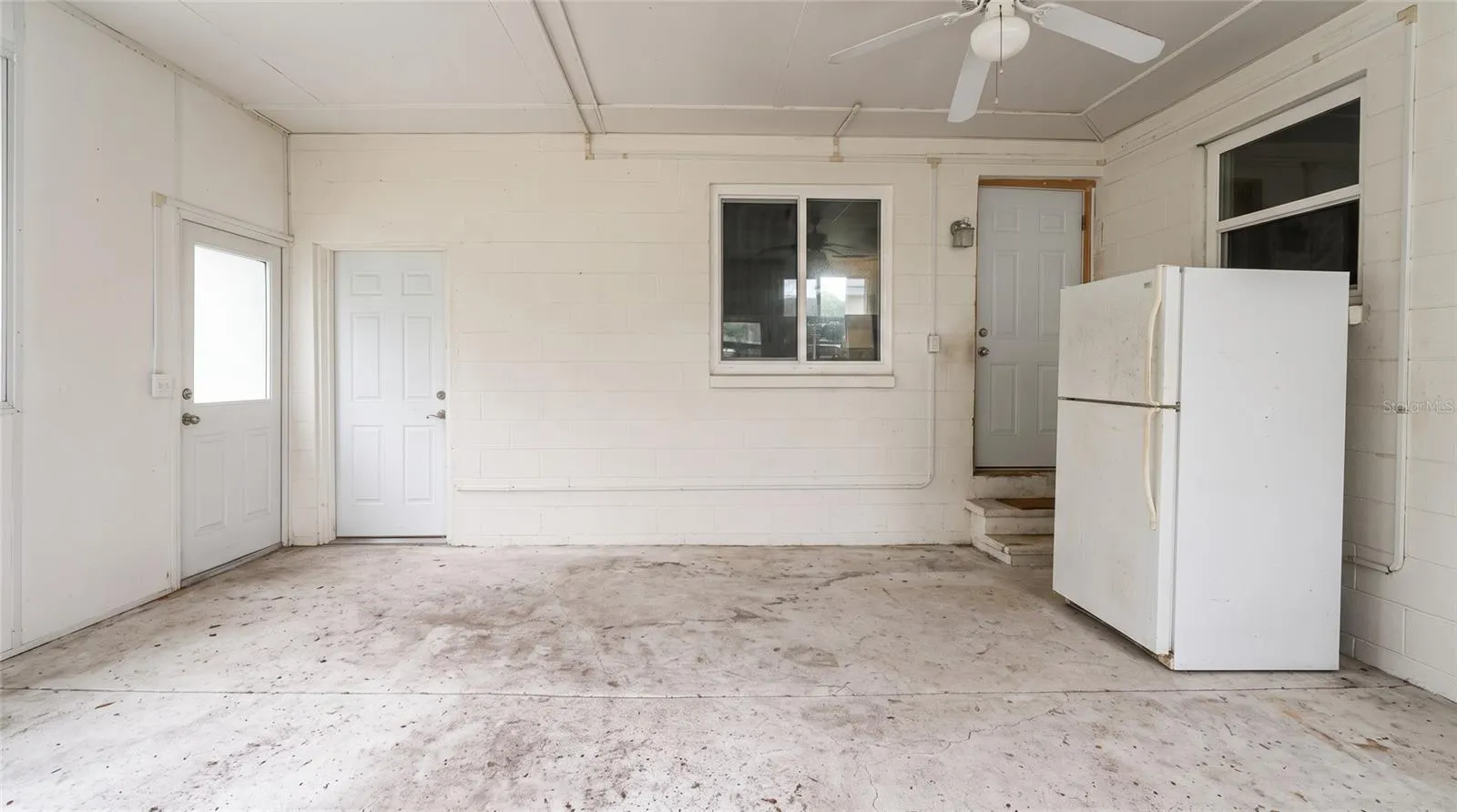 HUGE BRIGHT FLORIDA ROOM