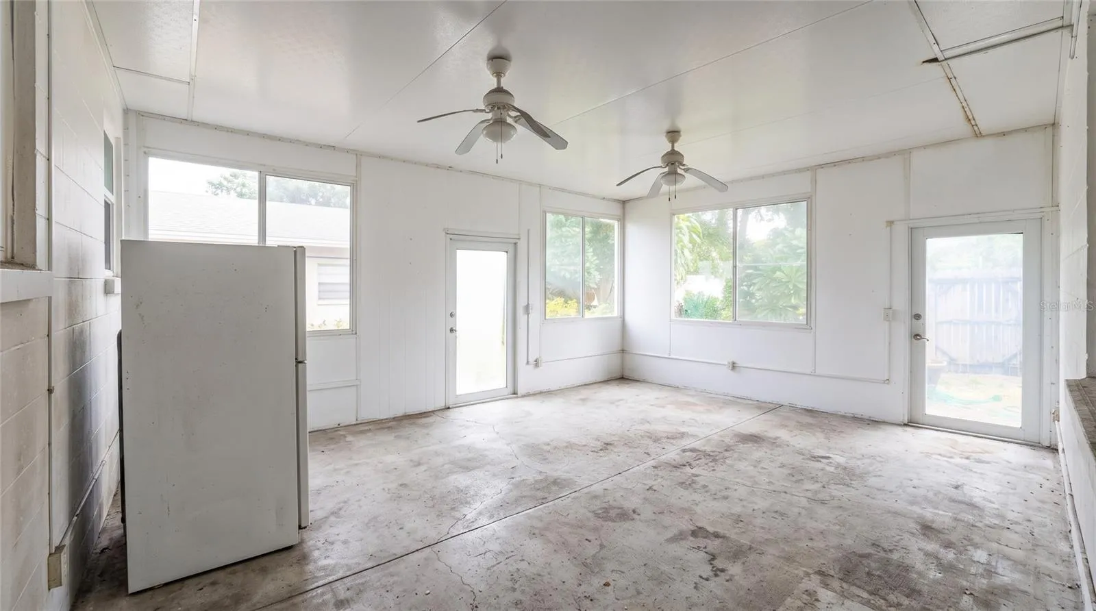 HUGE BRIGHT FLORIDA ROOM