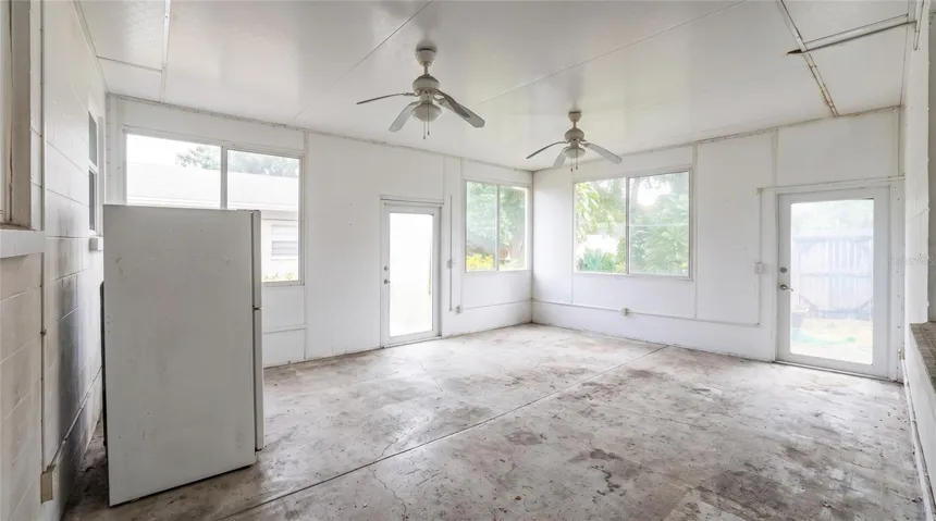 HUGE BRIGHT FLORIDA ROOM