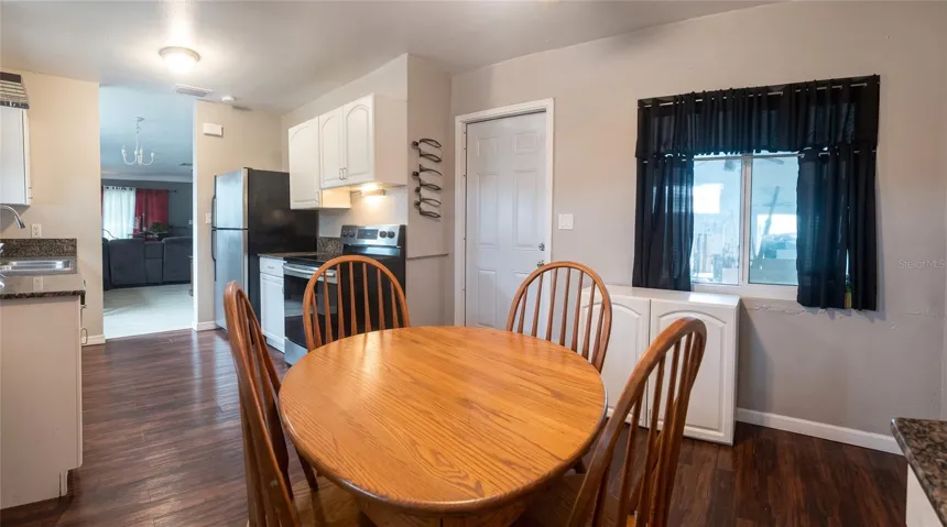 KITCHEN/DINING AREA