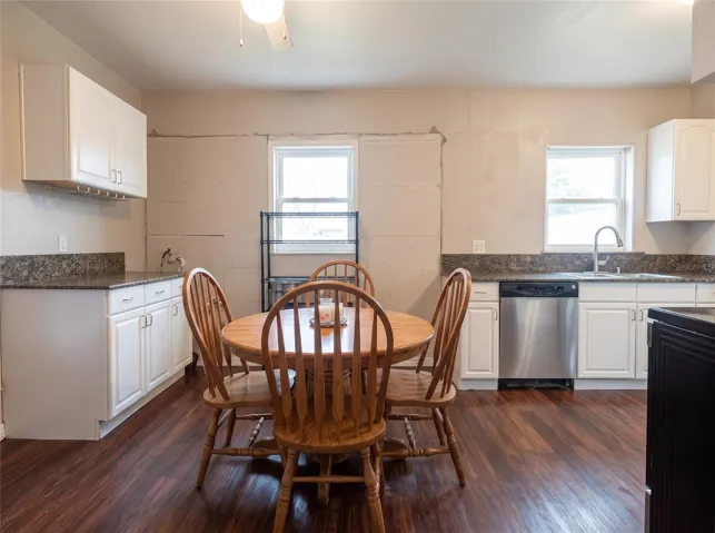 KITCHEN/DINING AREA