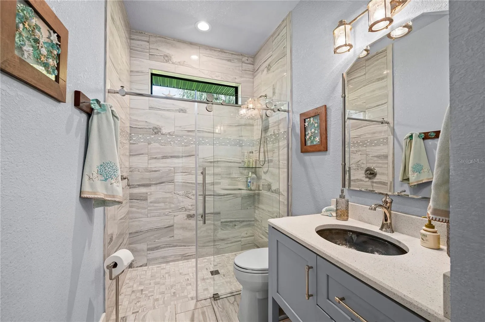 Guest bathroom 1