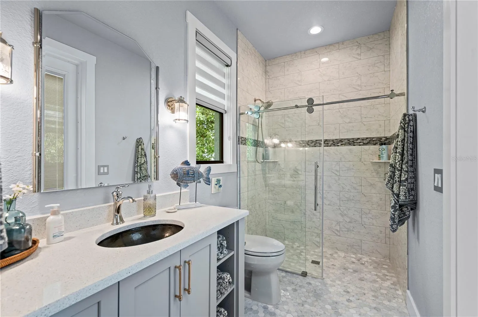 Guest Bathroom 2/ Pool bathroom