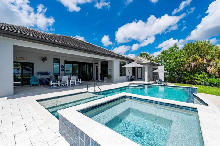 Infinity Pool with hot tub