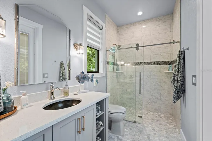 Guest Bathroom 2/ Pool bathroom