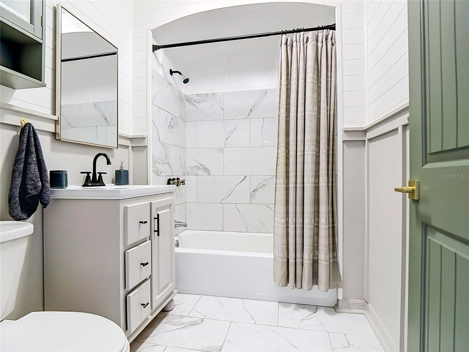 Guest full bath