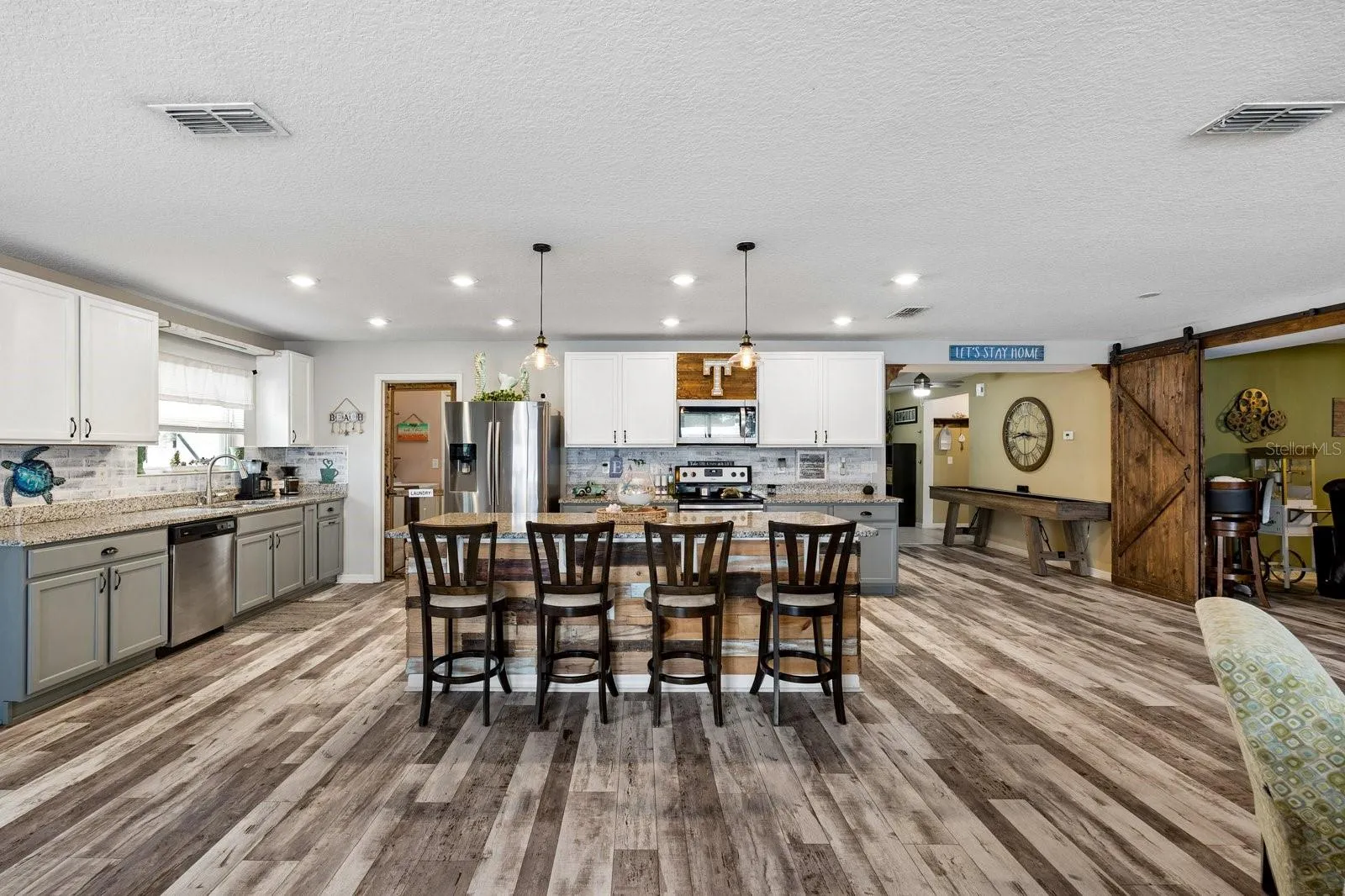 Large breakfast bar at kitchen island