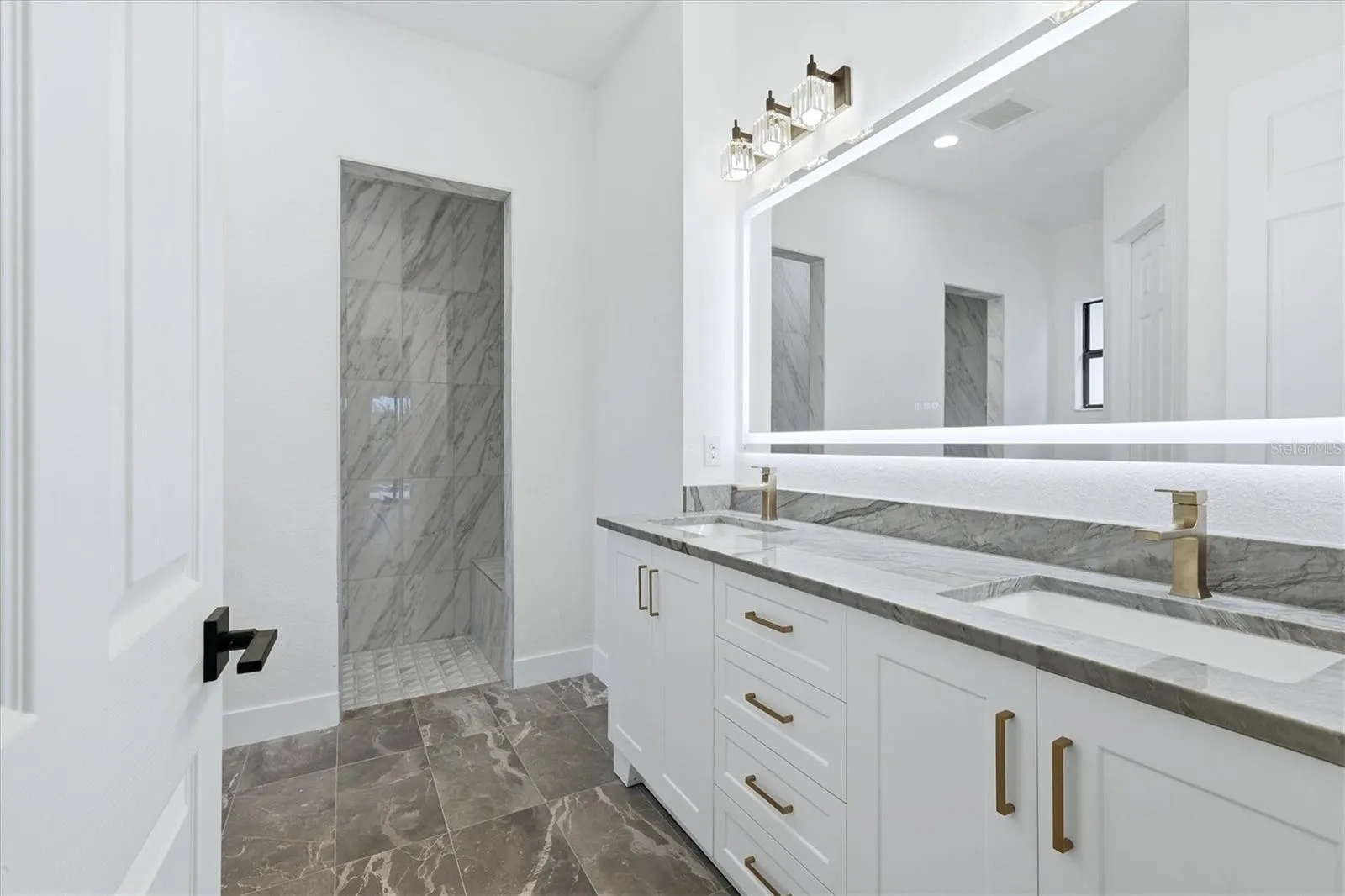 primary bath with lighted mirror