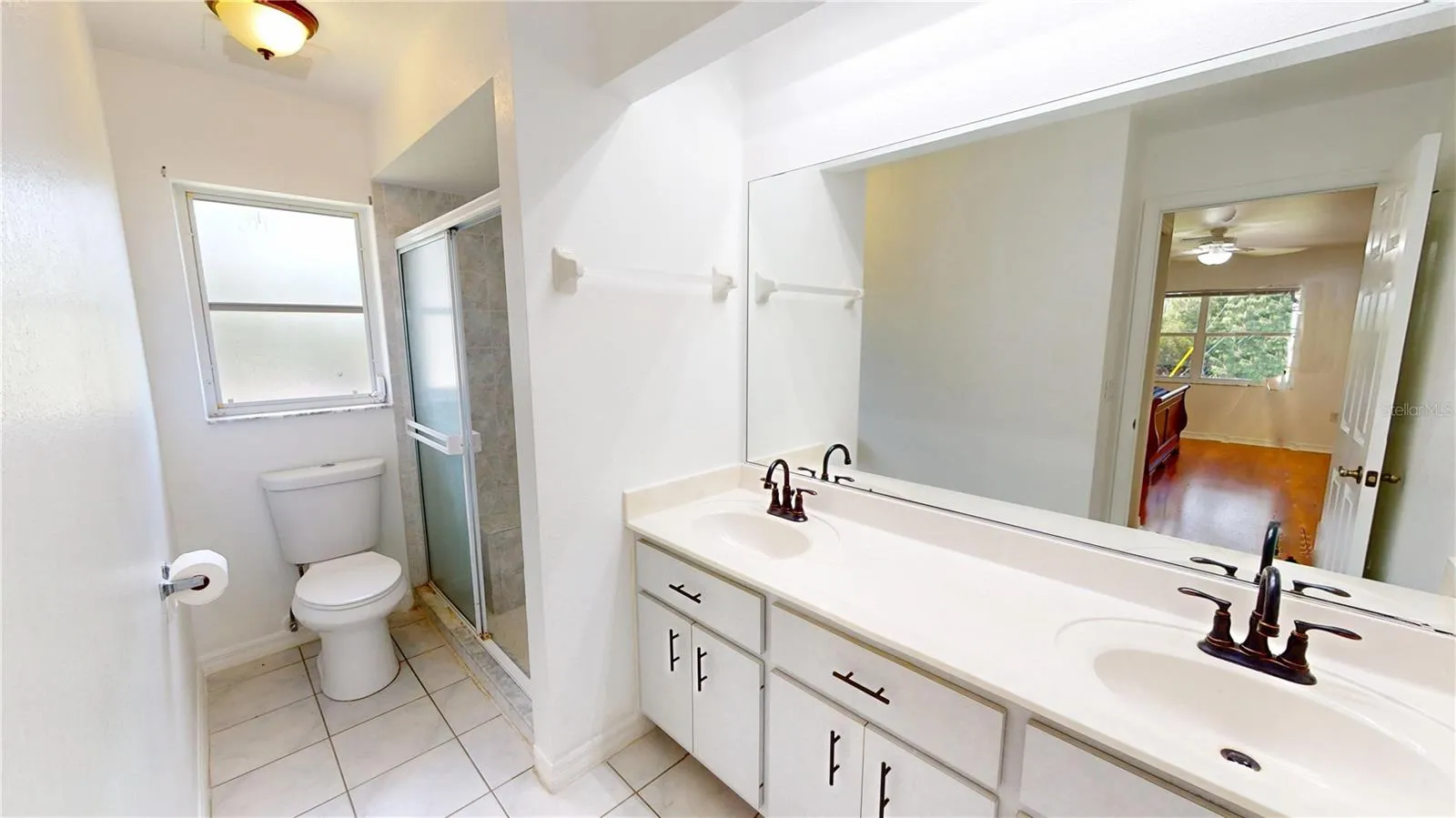 Main bedroom full bath