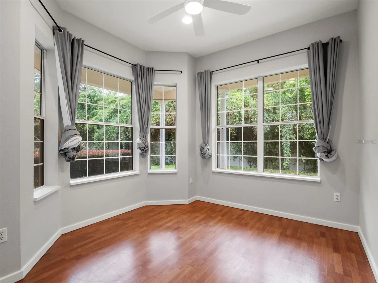 Front bedroom 3/Does NOT have a closet