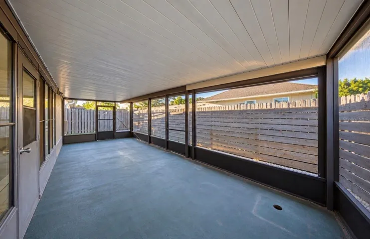 Large, screen room