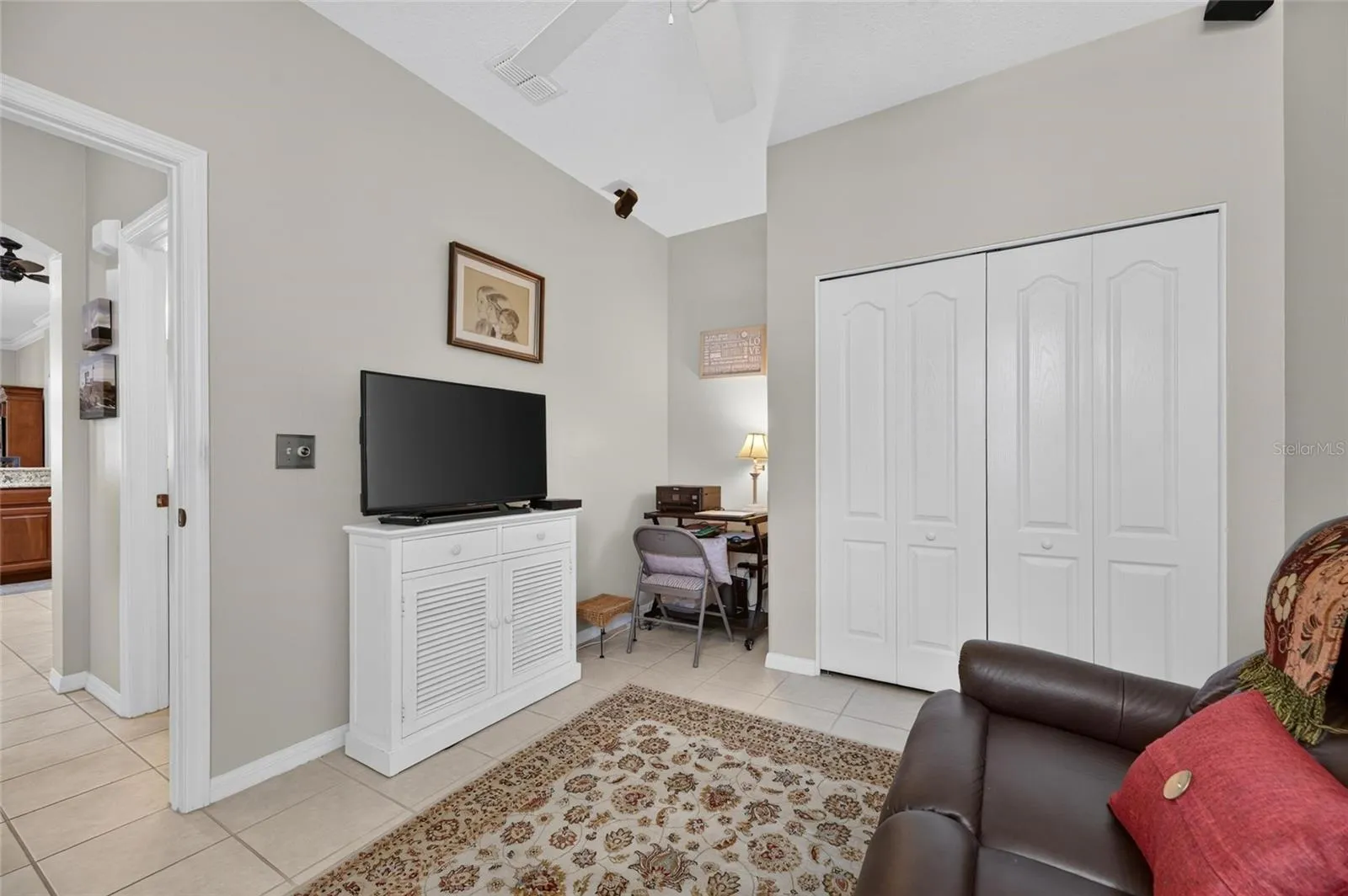 Guest bedroom/den