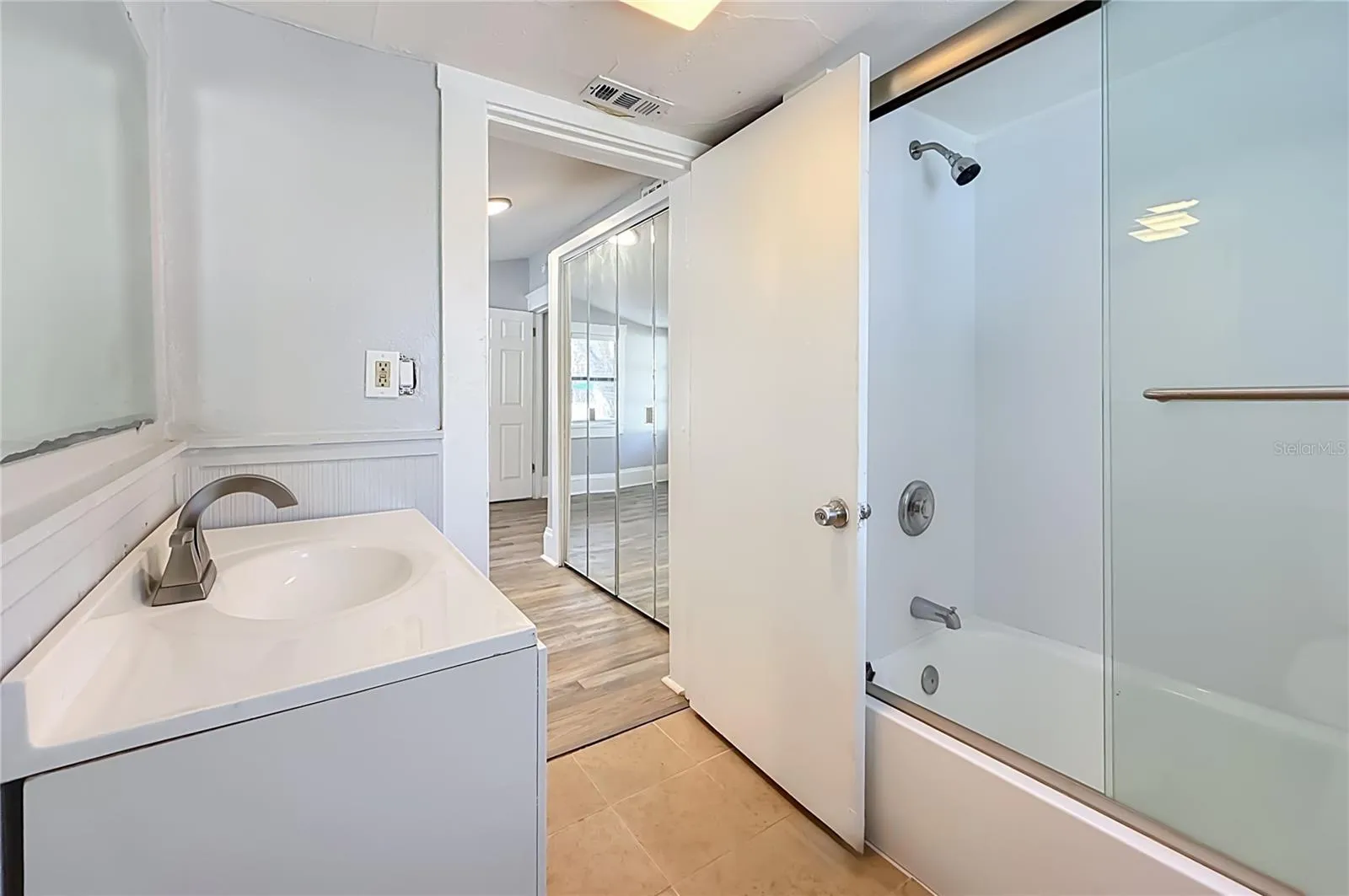 Primary bedroom's  private bath with shower and tub
