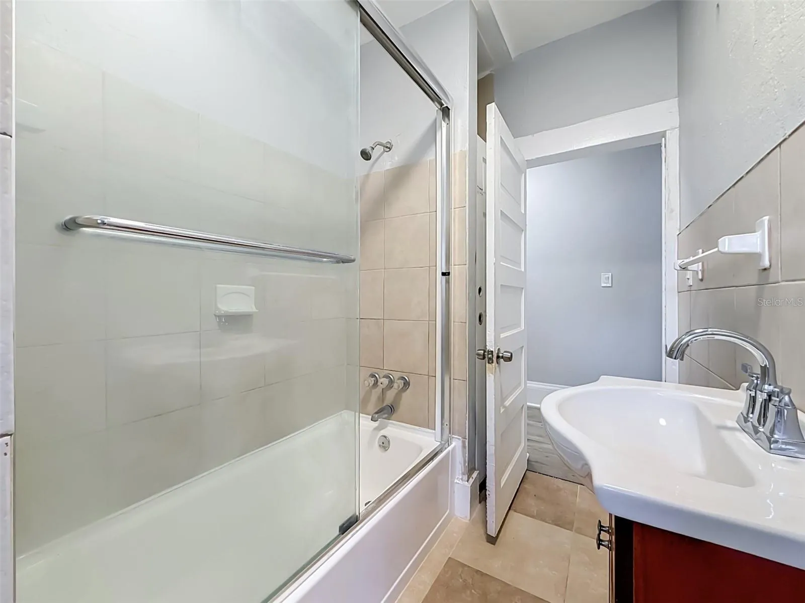 Jack and Jill Hall bath - shared hall bath with bedrooms 2 and 3