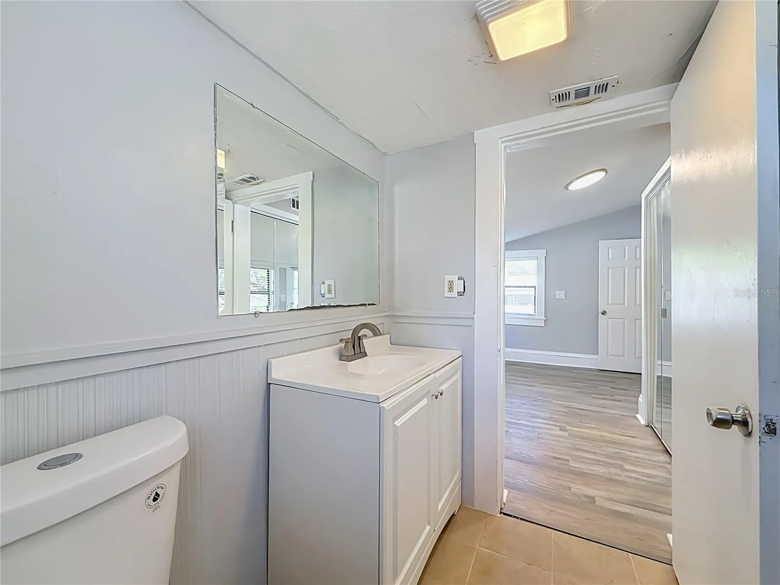 Primary bedroom's  private bath with shower and tub