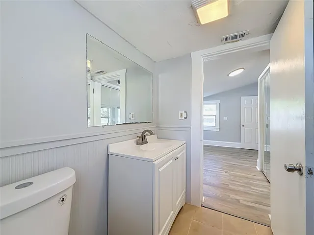 Primary bedroom's  private bath with shower and tub