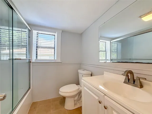 Primary bedroom's  private bath with shower and tub