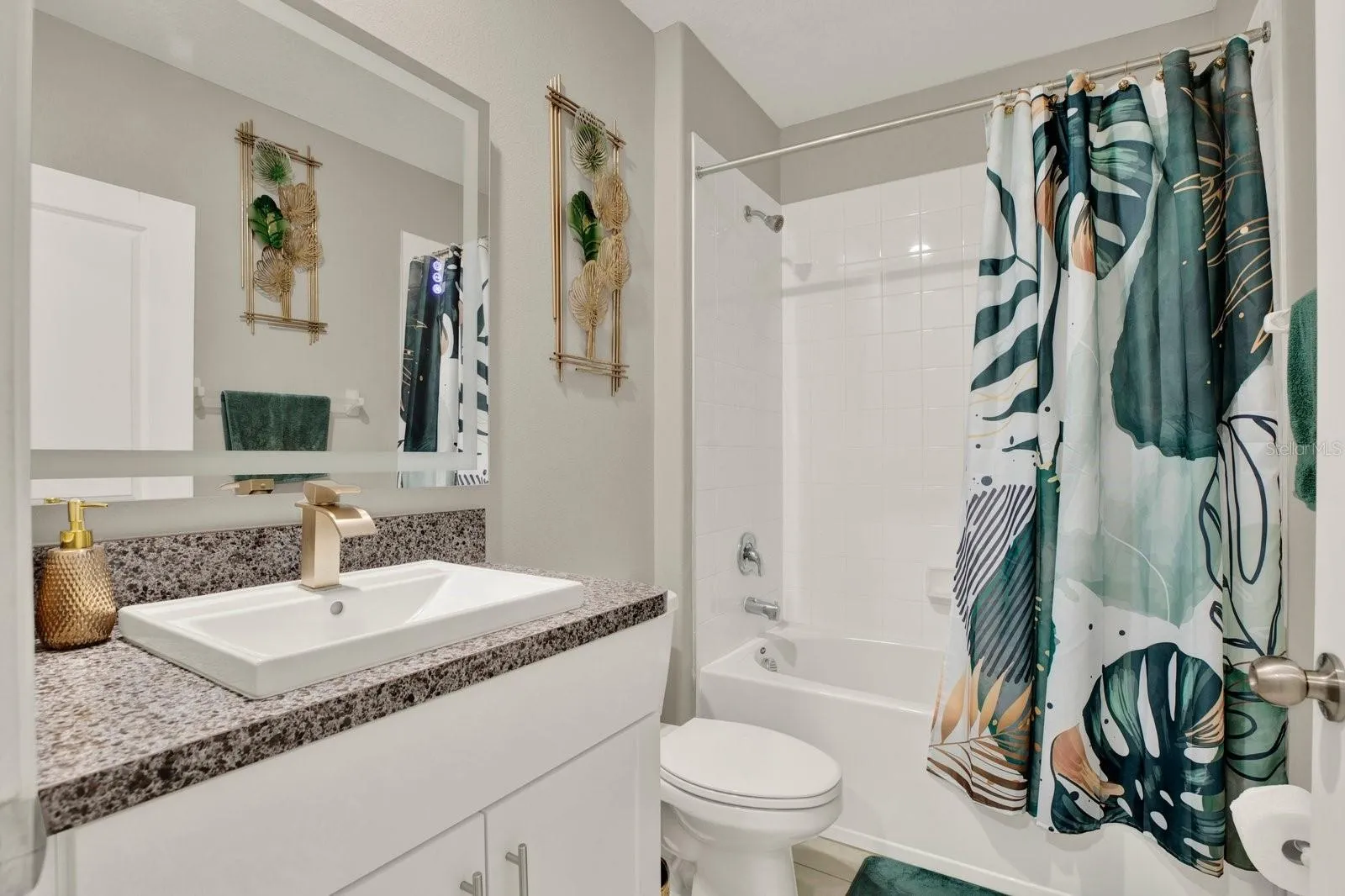 Full first floor bathroom
