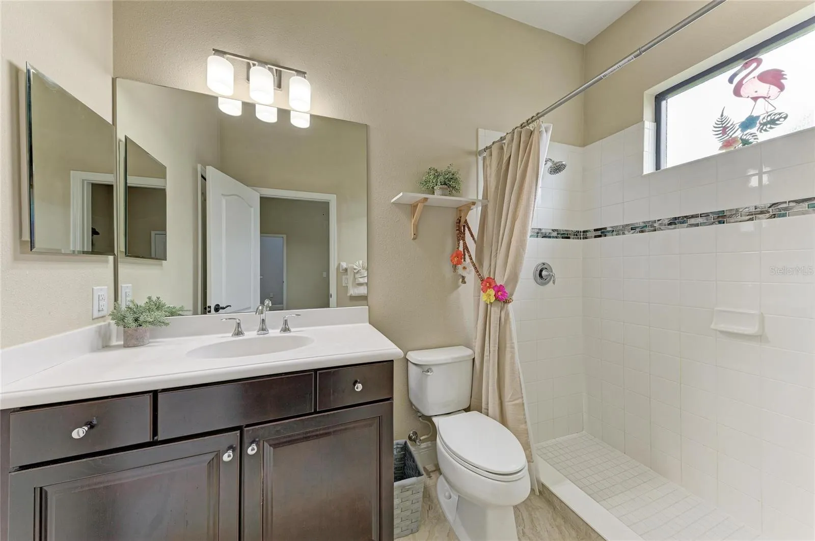 Guest Bedroom with En suite bathroom