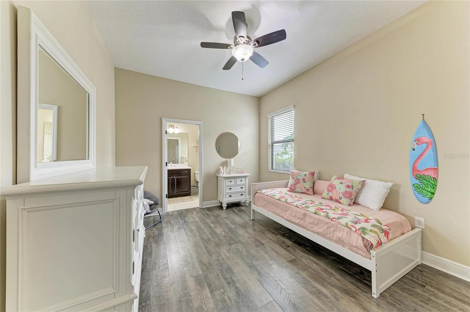 Guest Bedroom with En suite bathroom
