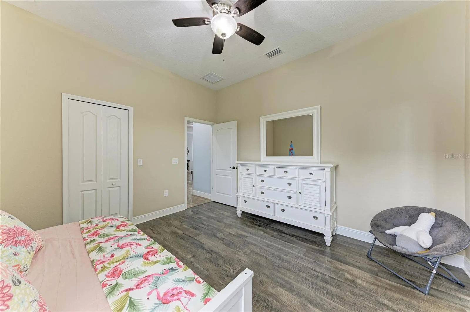 Guest Bedroom with En suite bathroom